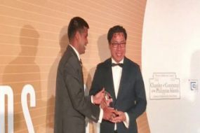 Trọng tài viên Châu Huy Quang nhận giải thưởng “Luật sư Điều hành khu vực xuất sắc của năm”