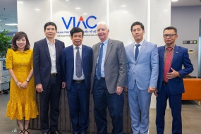 VIAC và VMC tiếp và làm việc với GS. Charles Crumpton  