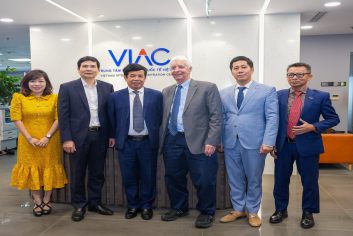 VIAC và VMC tiếp và làm việc với GS. Charles Crumpton  