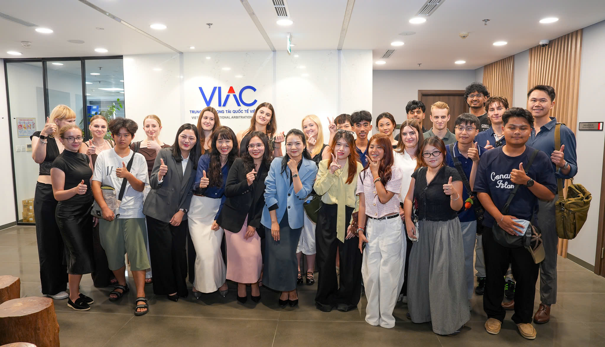 VIAC Welcomes and Holds a Working Session with Faculty Members and International Students from Hanoi Law University (HLU)