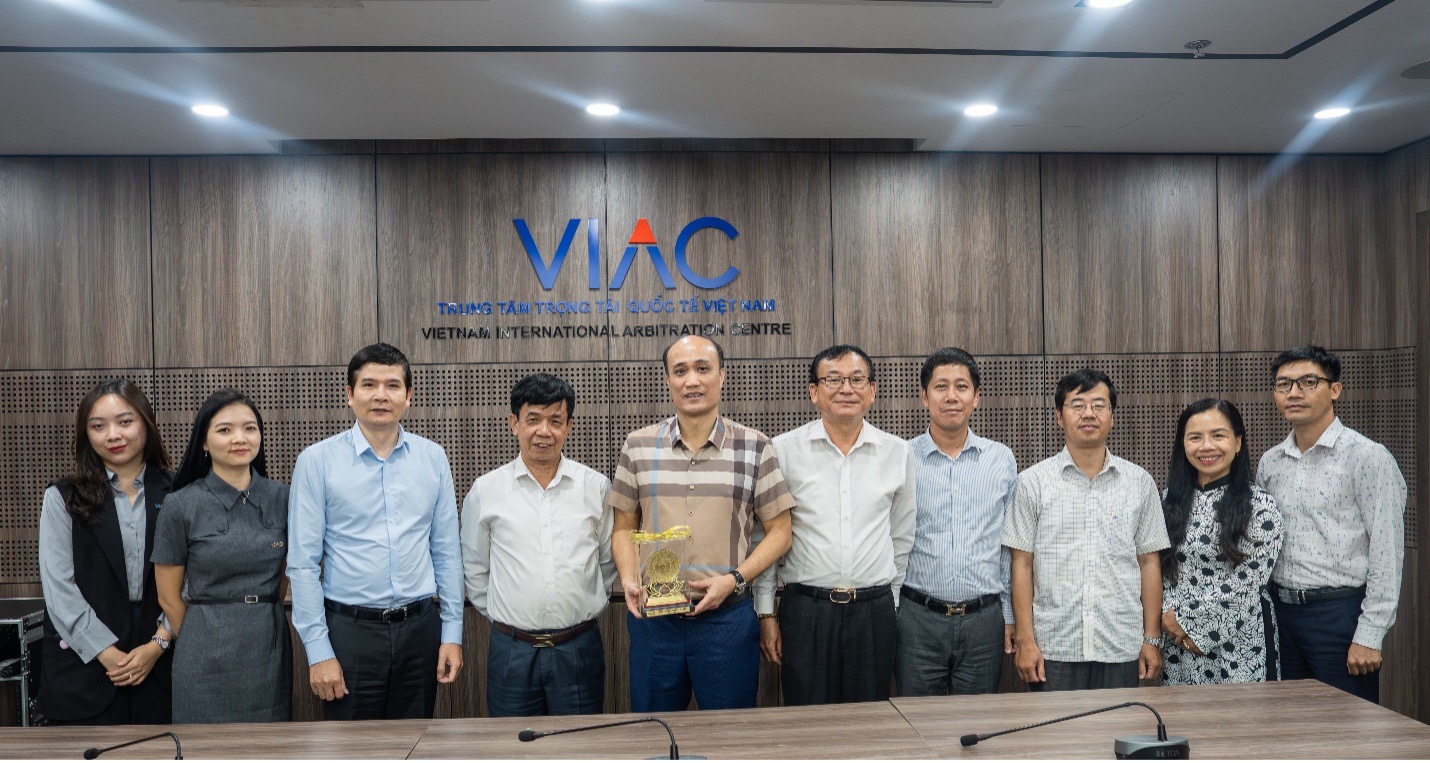 VIAC tiếp đón và làm việc với Trường Đại học Luật Hà Nội (HLU) 