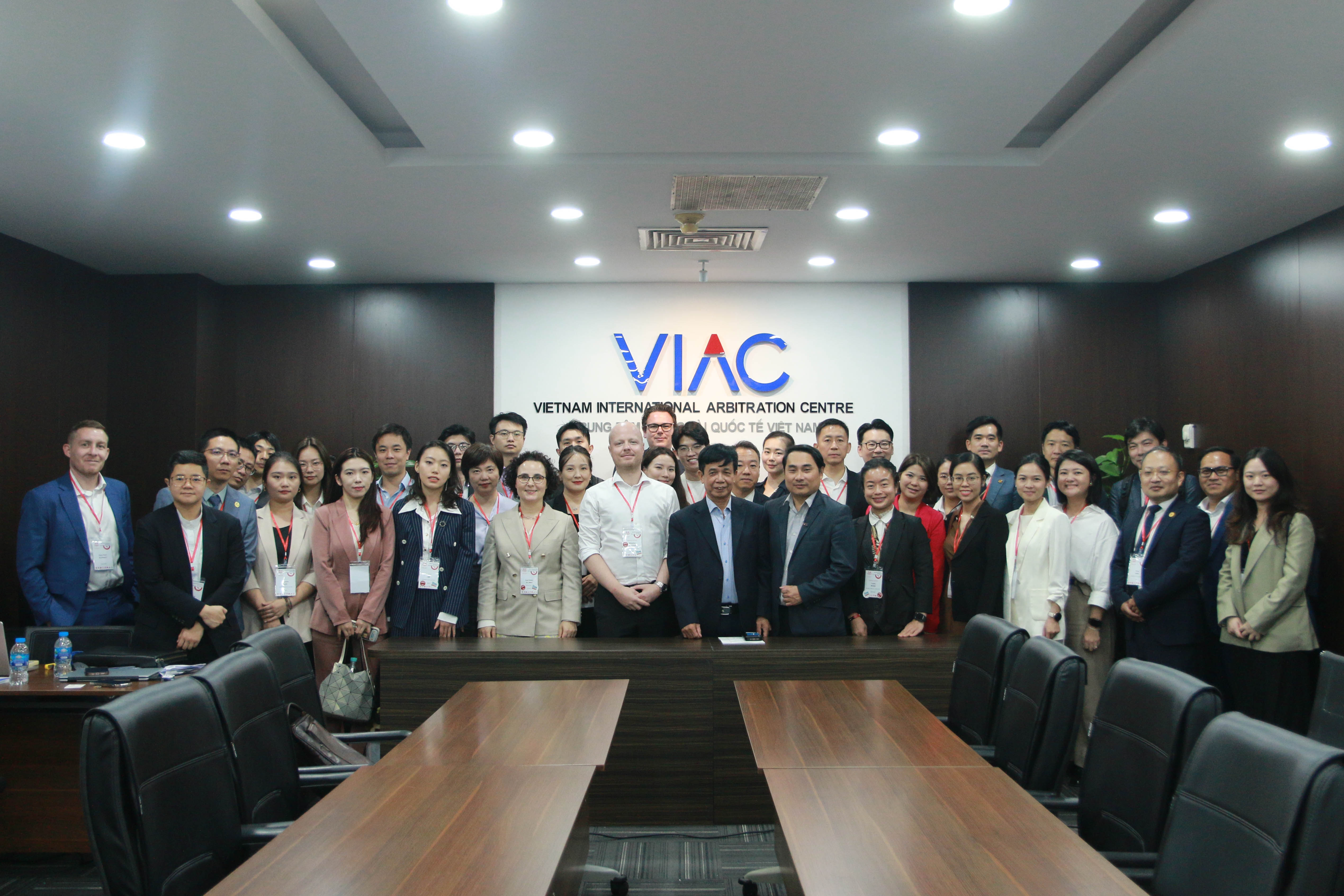 VIAC had a working meeting with the International Association of Young Lawyers (AIJA) about ADRs in the Asia - Pacific