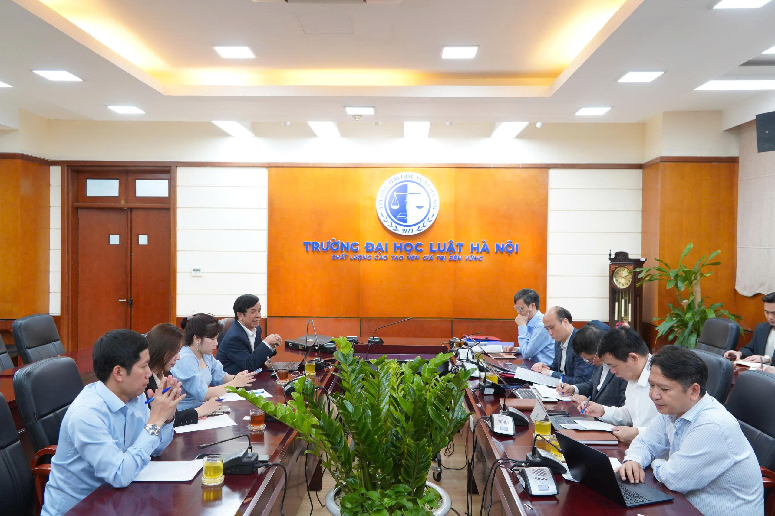 VIAC gặp gỡ và làm việc với Ban lãnh đạo Trường Đại học Luật Hà Nội (HLU)