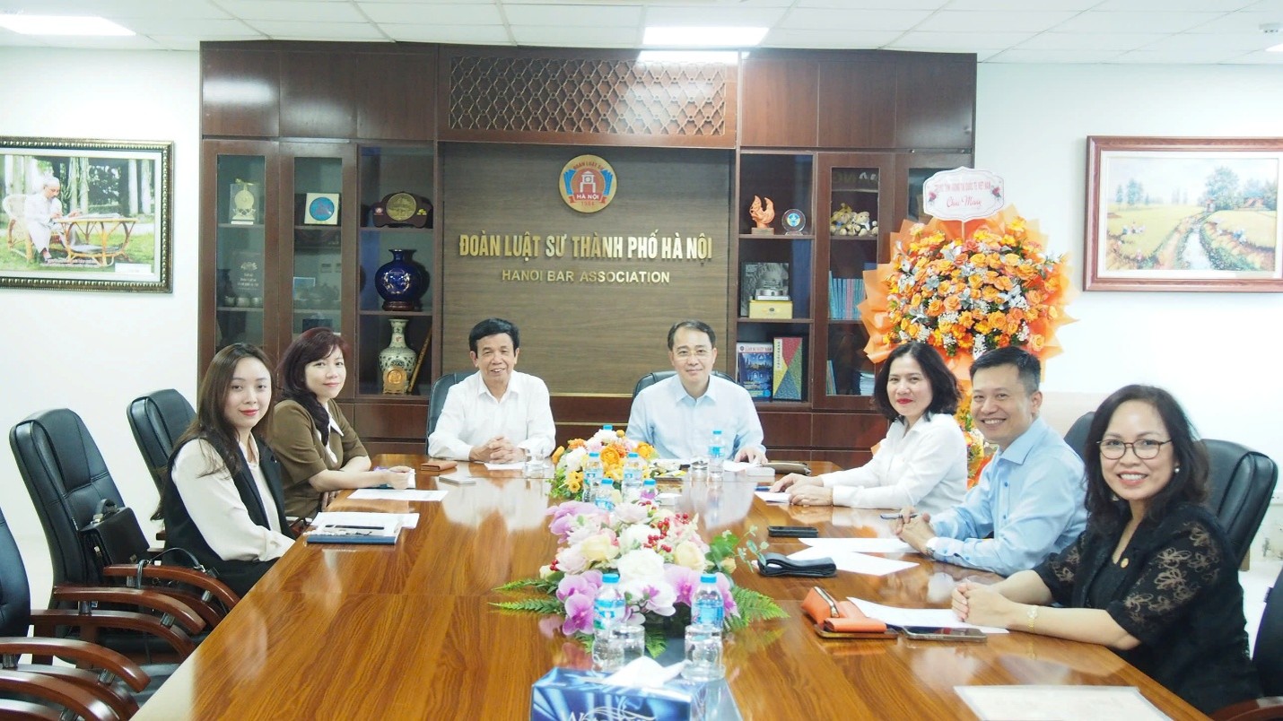 VIAC Visits and Holds a Working Session with the Hanoi Bar Association