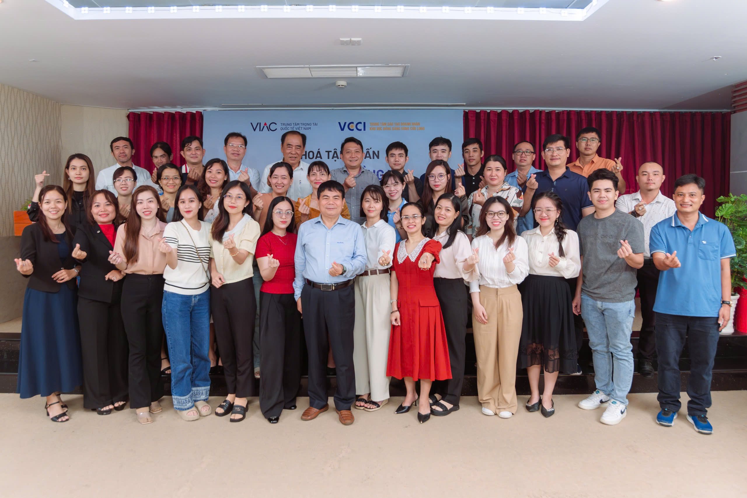 VIAC collaborated with the Mekong Delta entrepreneurs training center to implement the training course "Contract management and effective dispute resolution in operations."