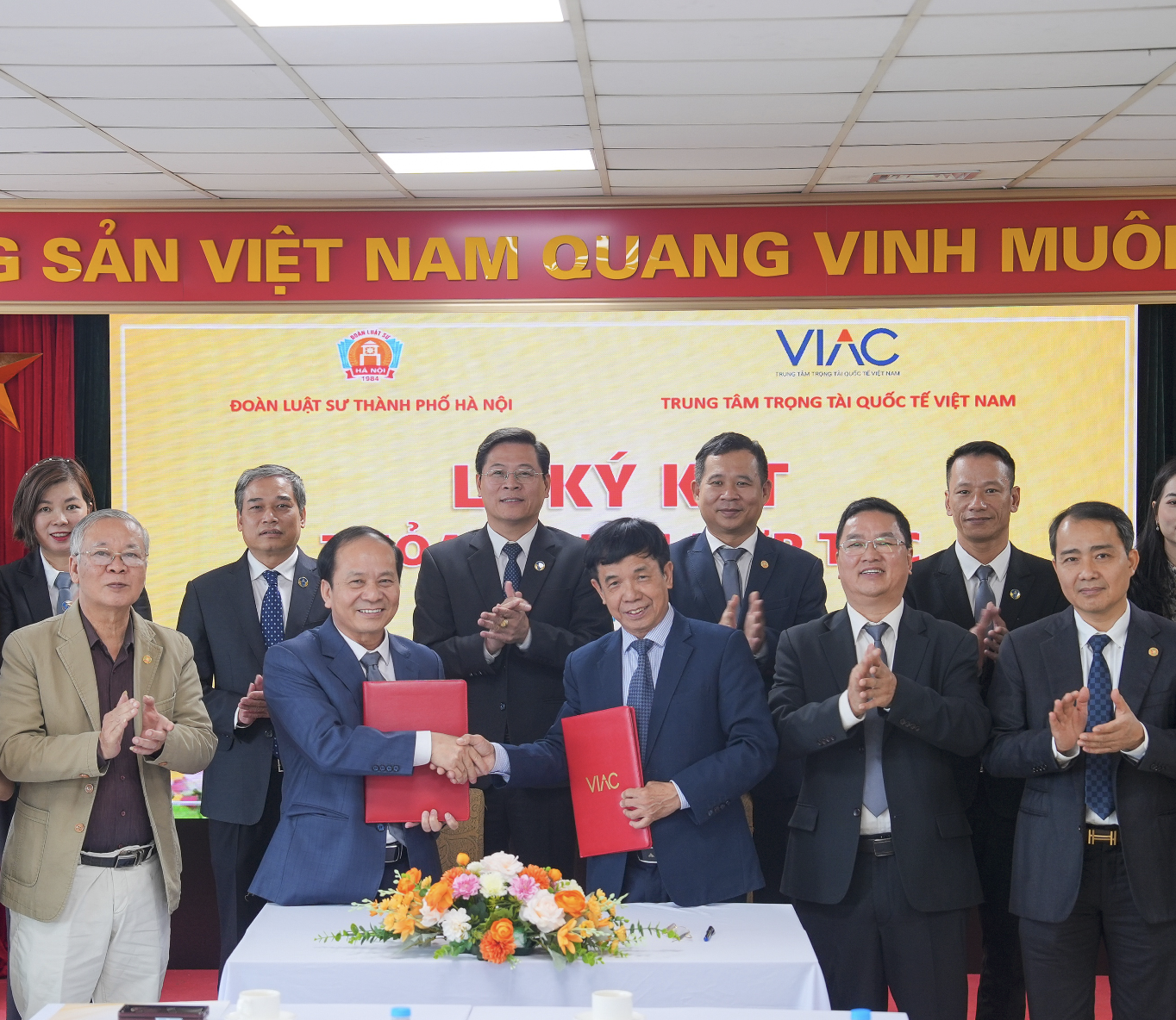 Vietnam International Arbitration Centre (VIAC) signed Memorandum of Understanding with Hanoi Bar Association (HBA)