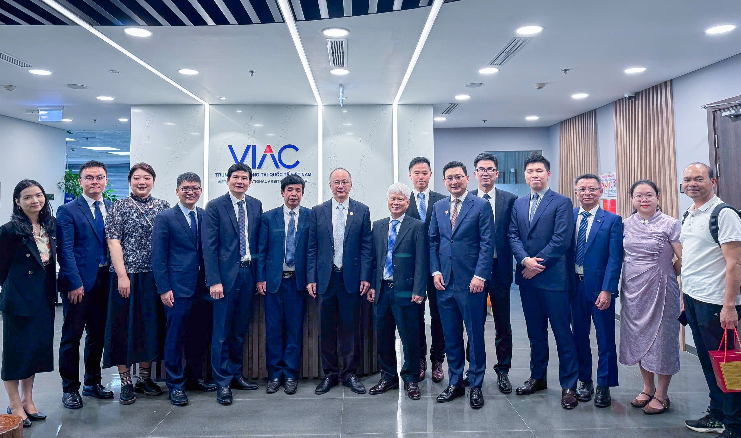 VIAC tiếp đón và làm việc với đoàn công tác từ Tòa Trọng tài Quốc tế Thâm Quyến (Shenzhen Court of International Arbitration – SCIA)