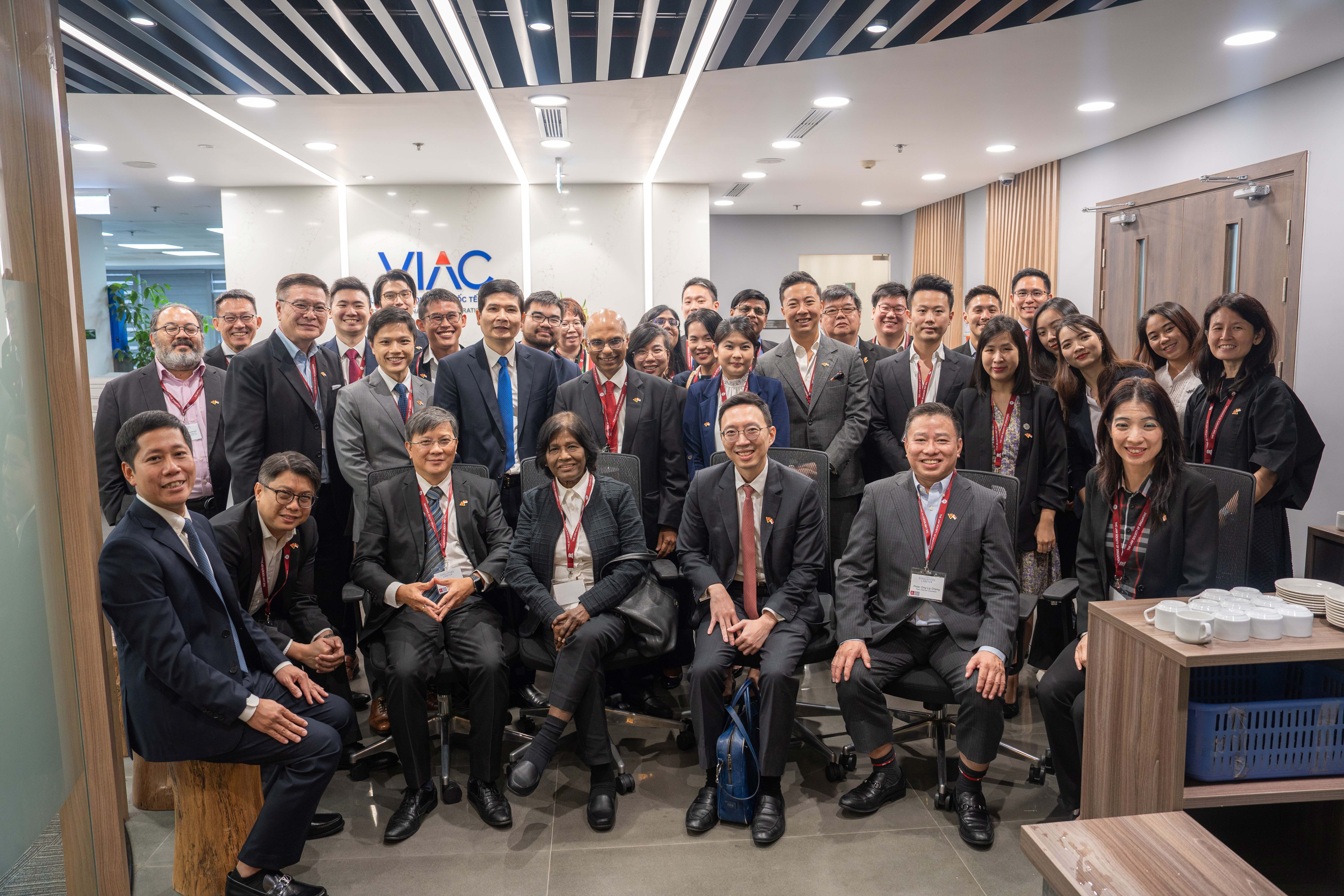 Vietnam International Arbitration Centre (VIAC) and Vietnam Mediation Centre (VMC) have a working session with the Law Society of Singapore